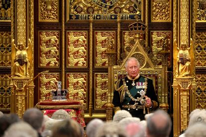 Charles of England occupies the consort's throne on Tuesday, replacing Elizabeth II, during the opening ceremony of the session of the British Parliament.