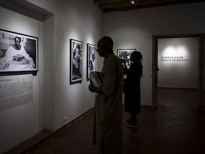 Fotografías de la exposición del museo principal, Kër Messaoud, 'Ensoñaciones de ayer, fantasías del presente', que cuenta con antiguas imágenes de mujeres de Saint Louis, que datan de las primeras décadas del siglo XX.