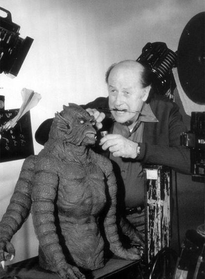 Ray Harryhausen con una de sus criaturas.