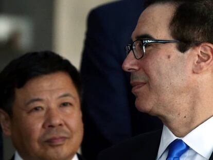 Zhu Guangyao, viceministro chino de Finanzas, y el secretario del Tesoro de EE UU, Steven Mnuchin, en una cumbre del G20 en Buenos Aires, el 19 de marzo.