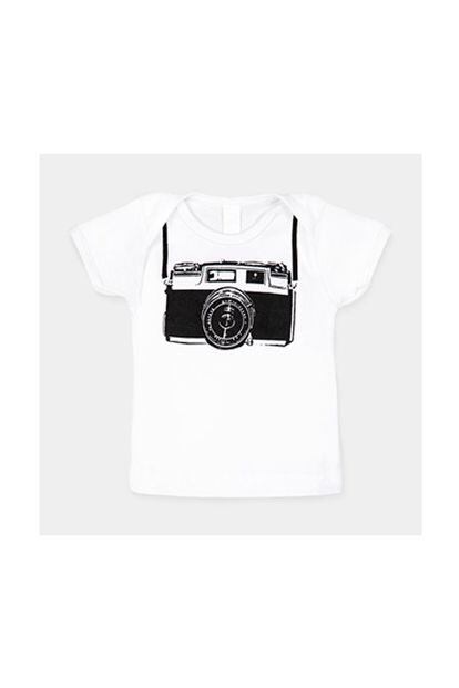 Esta camiseta con cámara de fotos también es parte de la colección de la tienda del MOMA de Nueva York. (18 euros)