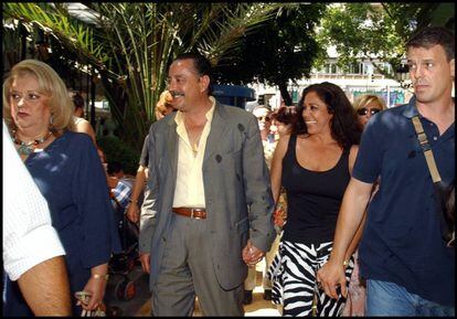 Julián Muñoz e Isabel Pantoja, por las calles de Marbella, en 2003.