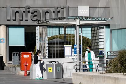 Dos sanitarias en una entrada del Hospital de La Paz de Madrid, que ha atendido a varios de los niños afectados por hepatitis.