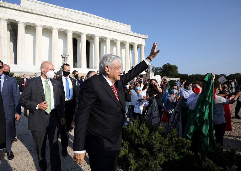 López Obrador saluda a sus simpatizantes en Washington durante su gira de julio pasado.