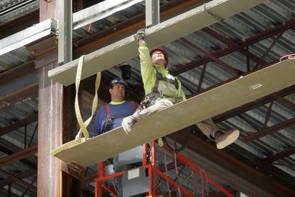 Trabajadores de la construcción en un edificio en Boston (Massachusetts).