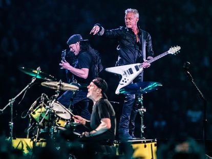 De izquierda a derecha, Robert Trujillo, Lars Ulrich y James Hetfield, durante el concierto de arranque de la gira mundial de Metallica, en Ámsterdam el pasado 27 de abril.