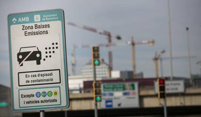 Cartells de zona de baixes emissions als accessos a Barcelona.