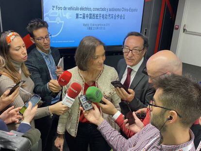 Reyes Maroto, ministra de Industria, Comercio y Turismo en funciones, atiende a los medios tras el 2º Foro de vehículo eléctrico, conectado y autónomo China-España, en Madrid.