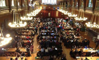 Los estudiantes evacuados se han refugiado en el Annenberg Hall de la universidad de Harvard.