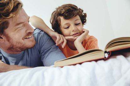 Un padre disfruta leyendo con su hijo.