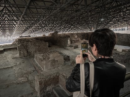 Un joven saca una fotografía de la Casa de las Águilas, durante su reapertura.