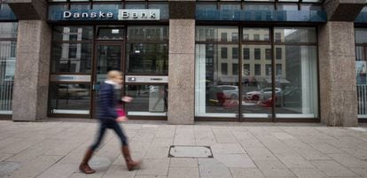Una persona pasa por delante de la oficina del Danske Bank en Hamburgo. Christian Charisius. Getty Images 