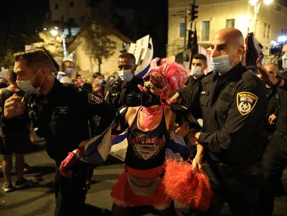La policía detiene a una manifestante contra Netanyahu, el sábado en Jerusalén.