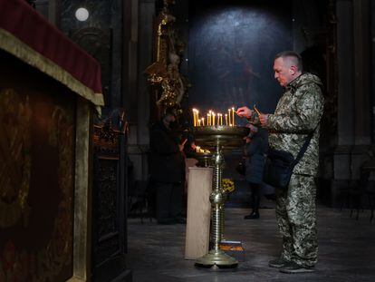 Un militar ucranio reza en la iglesia de los Santos Apóstoles Pedro y Pablo, en Lviv, Ucrania.