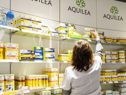 Medicamentos sin receta de Uriach, en una farmacia.