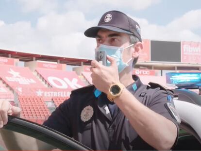 La Policía Local de Palma también actuó en los vídeos del RCD Mallorca. En la imagen, un agente, en el estadio de Son Moix.