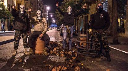 Varios manifestantes posan en el centro de Beirut en la madrugada del lunes durante los violentos enfrentamientos que hubo con las fuerzas de seguridad libanesas.