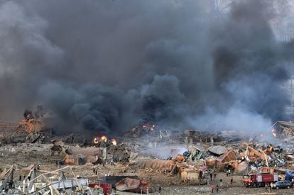 Las autoridades libanesas no se habían pronunciado a última hora de la tarde sobre lo sucedido y se desconoce si se ha tratado de un accidente o de un atentado. En la imagen, los destrozos causados por la explosión en el puerto de Beirut.