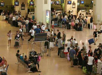 Cientos de pasajeros, ayer, en las zonas de facturación del aeropuerto de Málaga.