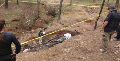 En uno de los campamentos localizaron un punto donde había leña y restos óseos incinerados. Se sabe por los testimonios de los supervivientes, que el cártel Jalisco Nueva Generación se deshacía con fuego de quienes desobedecían o no servían para los trabajos del grupo criminal.