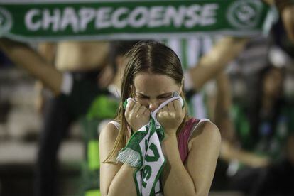Una seguidora del equipo de fútbol Chapecoense muestra su tristeza en las gradas del estadio del equipo en Chapecó (Brasil).