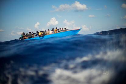 Una patera con 40 migrantes, entre ellos dos niños, navegaba este jueves al sur de la isla italiana de Lampedusa, con fuerte viento y mala mar. La embarcación volcó cuando los tripulantes del barco 'Astral', de la ONG Open Arms, trataban de asegurarla, según la organización. Todos los migrantes fueron rescatados y transferidos a naves de los guardacostas italianos. 