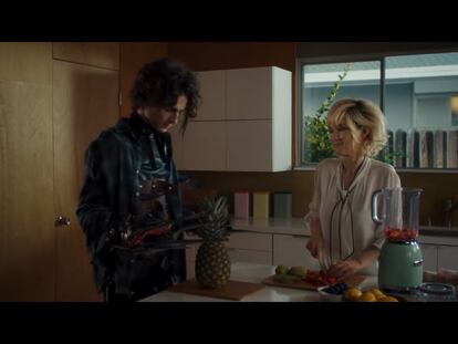 Winona Ryder regresa al universo de ‘Eduardo Manostijeras’ en un anuncio de la Super Bowl con Timothée Chalamet