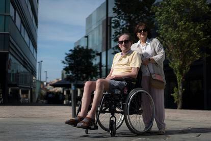 Maurizio Bianchi, que sufrió un ictus, pasea con su mujer, Charo González, por los alrededores de un centro comercial en L'Hospitalet de Llobregat