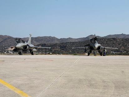 Dos aviones franceses Rafale aterrizan este jueves en la base aérea Souda, en Creta.