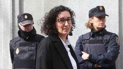 Marta Rovira abandona, en febrero de 2018, la sede del Tribunal Supremo tras declarar.