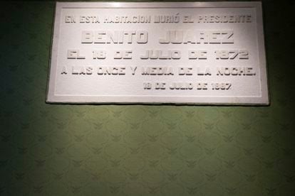 Placa en la habitación donde murió Benito Juárez.
