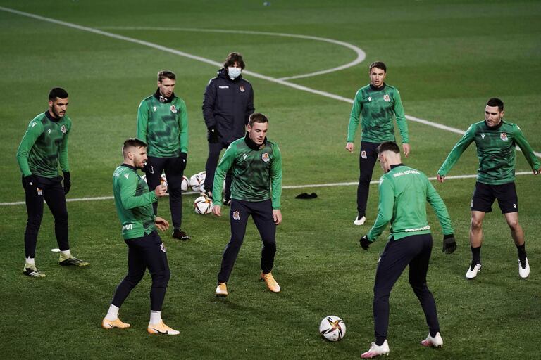 Los jugadores de la Real Sociedad durante el entrenamiento del equipo este martes en Córdoba en la previa del partido ante el Barcelona.
