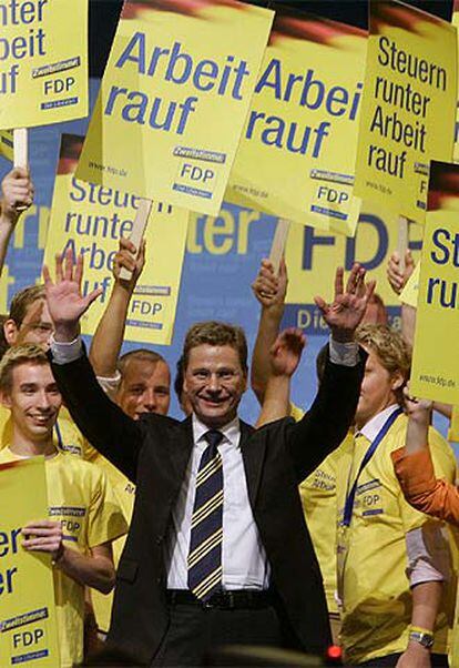 Westerwelle, aclamado en el congreso de su partido, ayer en Berlín.