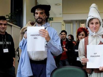 Dos miembros de la plataforma contra el 'fracking' entregan este jueves la iniciativa en el registro de la Cámara vestidos como Olentzero y Mari Domingi.