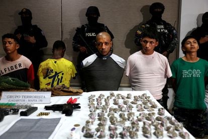 Presuntos integrantes de la banda criminal Los Lagartos, el 11 de enero en una estación de policía en Guayaquil.
