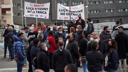 Trabajadores de la fábrica de Bosch Sistemas de Frenado de Lliçà d'Amunt (Barcelona), protestan contra el cierre de la misma.