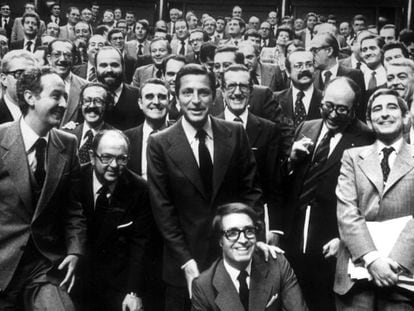 El expresidente Adolfo Suárez con los diputados de la UCD tras la aprobación de la Constitución en el Congreso, en 1978. 