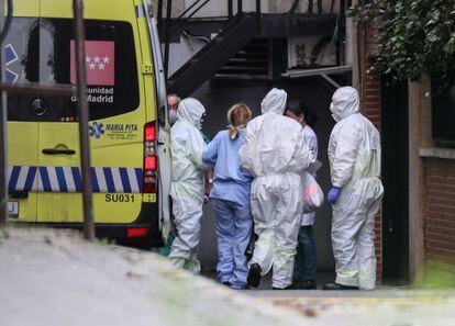 Traslado de una paciente afectada por el coronavirus al Gran Hotel Colón de Madrid, el 19 de marzo.