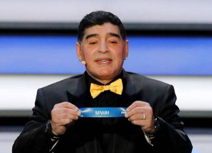 Maradona muestra la papeleta de España.