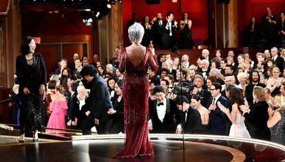 La actriz Jane Fonda entrega el premio a mejor película al equipo de 'Parásitos'.