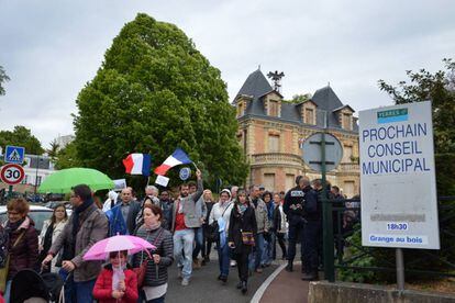 Protestas en Yerres contra el alcalde que se ha aliado con Le Pen