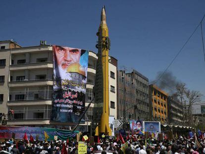 La Guardia Revolucionaria muestra un misil balístico en una manifestación propalestina, en junio de 2017.