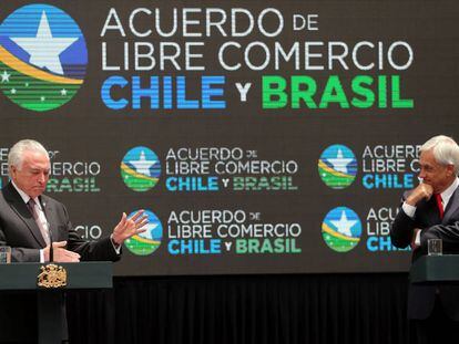 Los presidentes de Brasil, Michel Temer (izquierda) y de Chile, Sebastián Piñera, hablan en rueda de prensa durante la firma del TLC entre sus dos países.