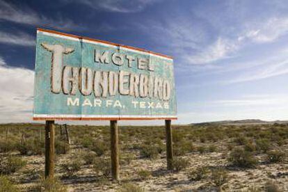 Cartel del motel Thunderbird, en Marfa (Texas).