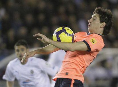 Leo Messi controla el balón.