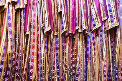 Kutnu es un tejido de seda típico de Turquía con una brillante superficie y coloridas rayas verticales.