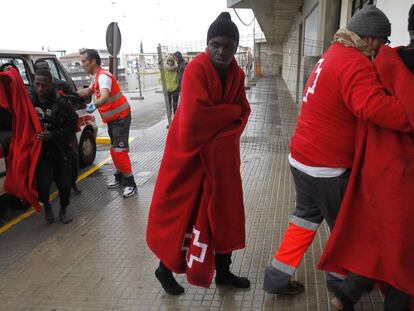 Miembros de la Cruz Roja auxiliando a inmigrantes rescatados cerca del puerto de Tarifa (C&aacute;diz).