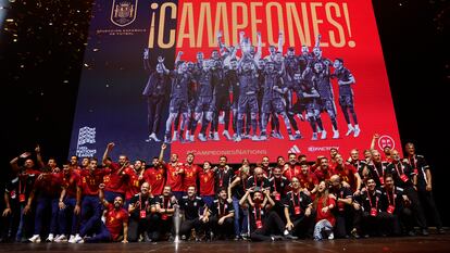 Los jugadores y el cuerpo técnico de la selección española, durante la celebración de la Liga de las Naciones, este lunes en el Wizink Center (Madrid).