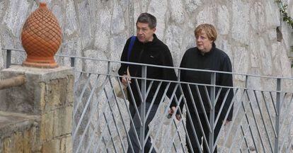Angela Merkel camina el sábado con su esposo, Joachim Sauer, durante sus vacaciones en el sur de Italia.