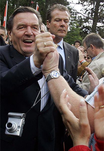 El canciller alemán y candidato a la reelección, German Schröder, saluda a sus partidarios en Recklinghausen.